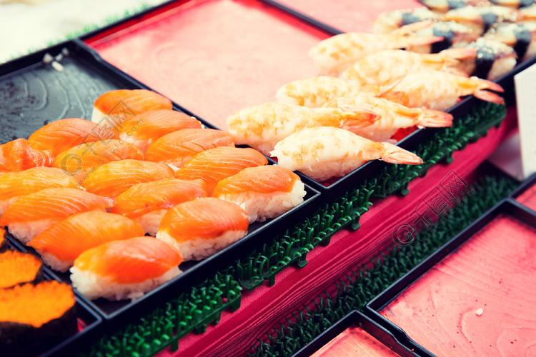 烹饪,亚洲厨房,销售和食品的概念— —寿司在街边市场设置